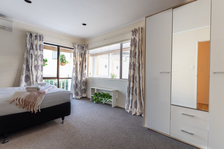 Bedroom 3, Character 4BR Home - Seaview - Skyline - Hot tub, Waitakere