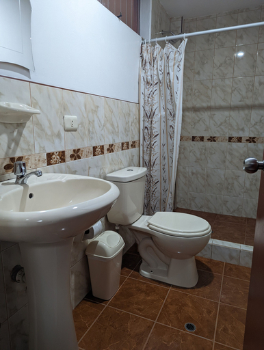 Bathroom 3, Sumaq Dreams, Huamanga