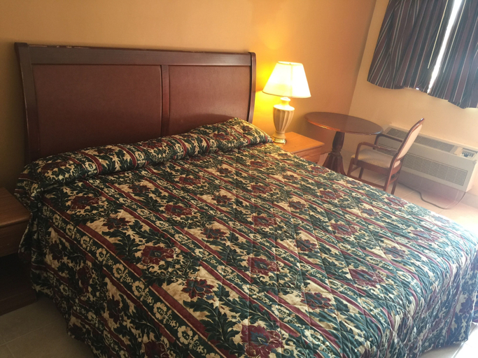 Bedroom 3, Cloud 9 Inn, Ocean