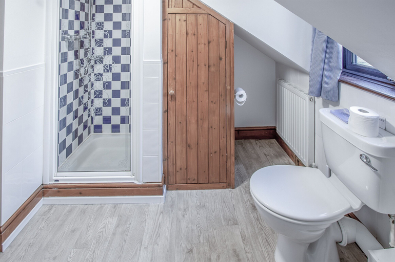 Bathroom 3, Stormy Castle - 6 Bedroom - Llangenith, Swansea
