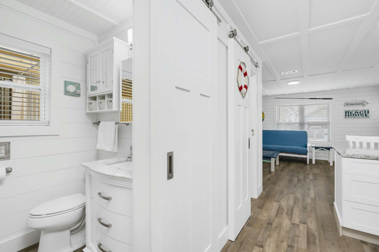 Bathroom 4, Sunset Escapes B, Bay