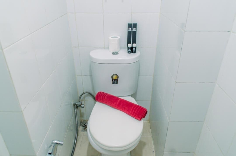 Bathroom 2, Comfort Living 1Br With Extra Room Apartment At Mt Haryono Residence, Jakarta Timur