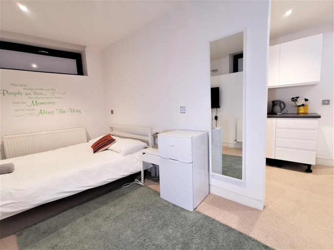 Bedroom 3, Spacious Double Room with en-suite - 1b, London