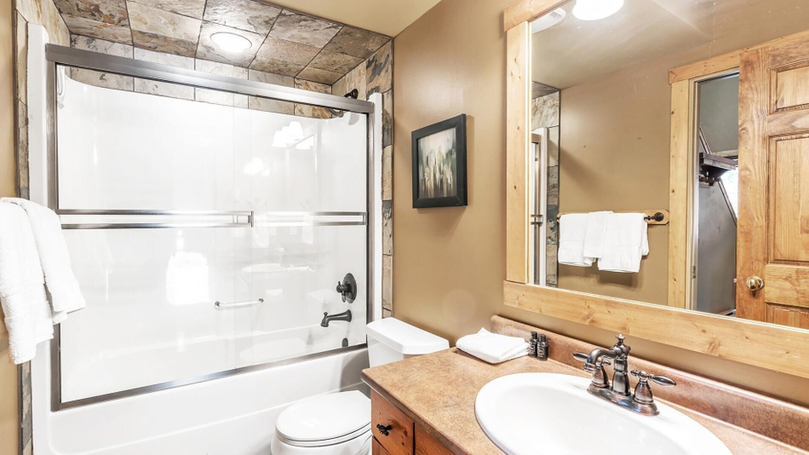 Bathroom 3, Forest Lane Hideaway - Luxurious Family Friendly Home with Private Hot Tub, Kootenay Boundary
