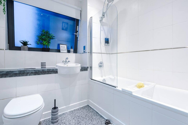 Bathroom 3, Impeccable 2-bed Apartment in Liverpool, Sefton