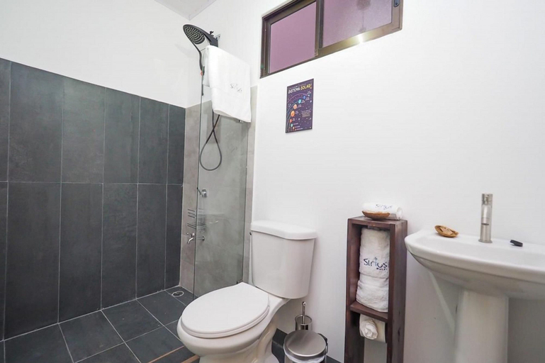 Bathroom 4, Hotel Sirius, San Mateo