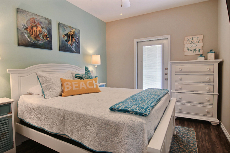 Bedroom 4, Endless Happy Hour, Nueces