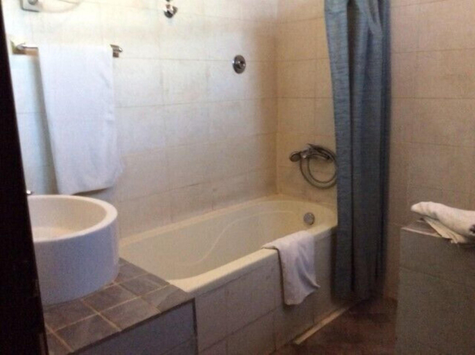 Bathroom, The Lions Den Hotel, Addis Abeba