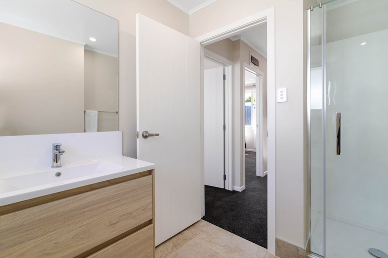 Bathroom 3, Thermal Oak Motel, Rotorua