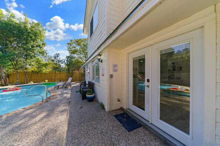 Exterior & Views 2, The Oak Loft, Bexar
