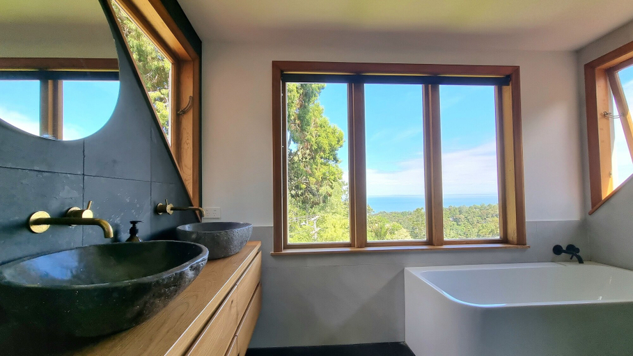 Bathroom 3, The Kauri Retreat - Sea Views & Spa Pool, Waitakere