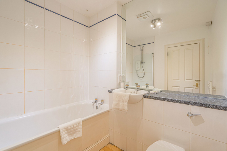 Bathroom, Rose Street Apartment City Centre, Edinburgh