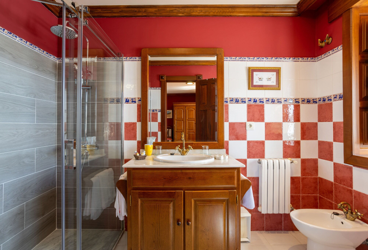 Bathroom 3, Posada Punta Ballota, Cantabria