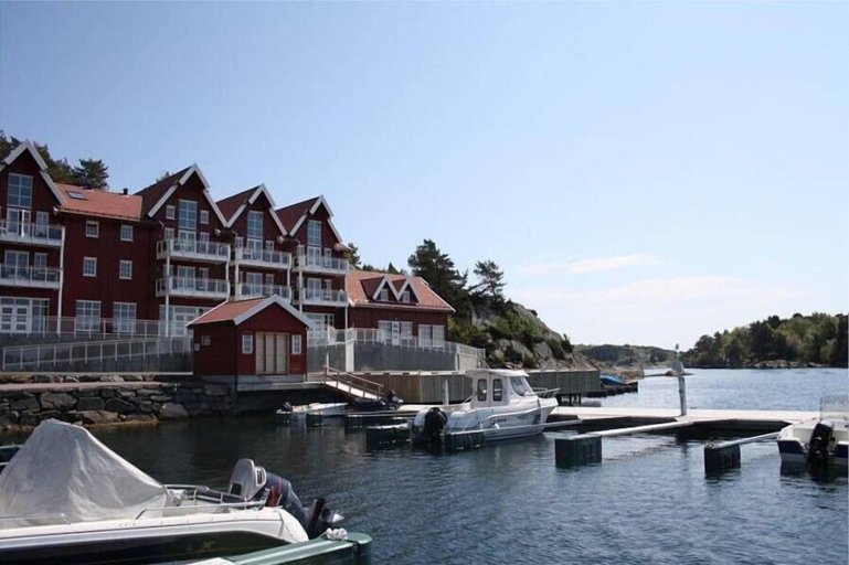 Exterior & Views