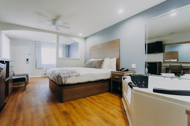 Bedroom 3, Scottish Inns and Suites - Near Kemah Boardwalk, Galveston