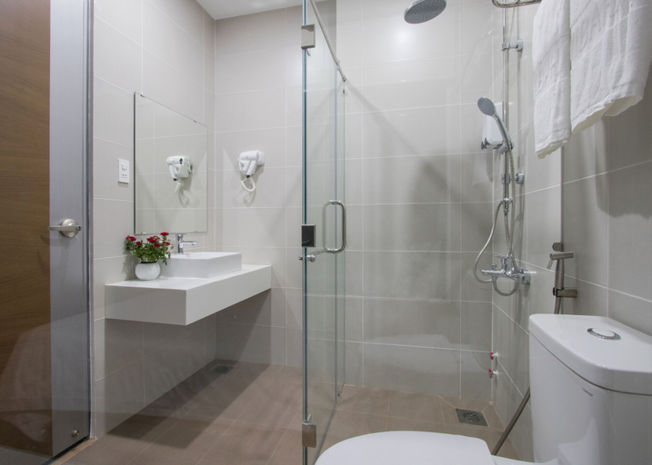 Bathroom 3, Piano Hotel, District 1