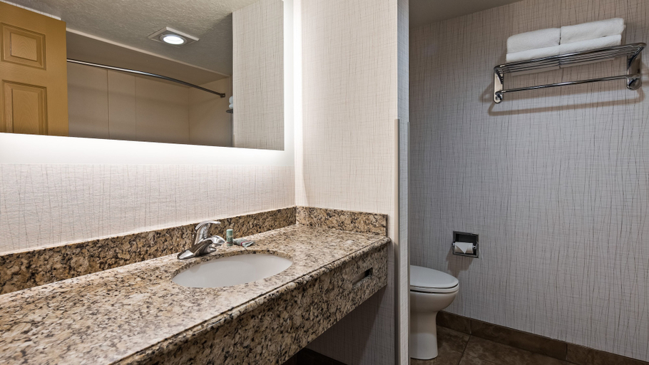 Bathroom 5, Abbey Inn, Iron