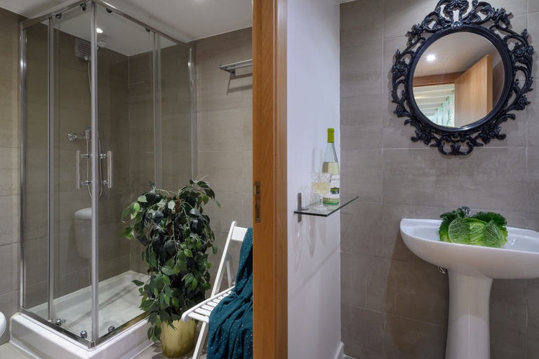 Bathroom 4, Alfama Yellow House, Lisbon