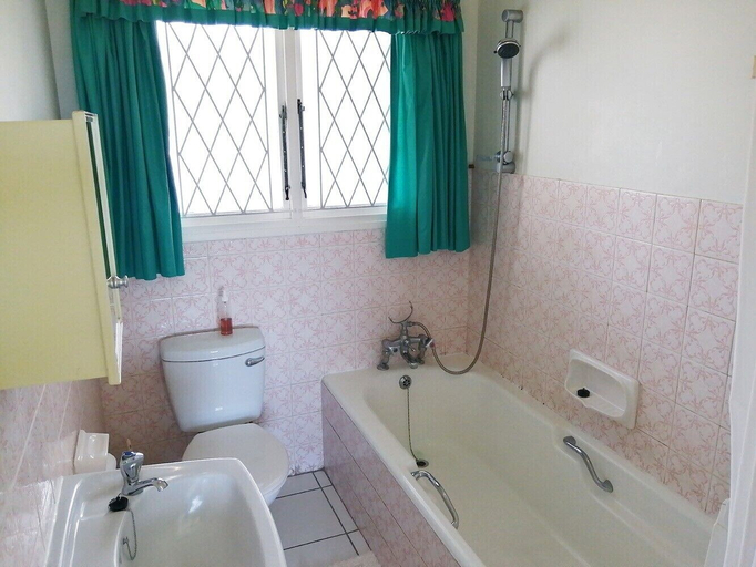 Bathroom, Claridges 302, Ugu