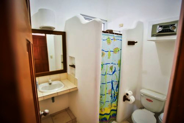 Bathroom 4, Playa Plana Hotel, Chiquimulilla