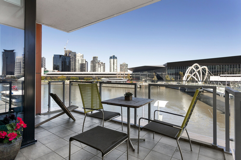 Exterior & Views 13