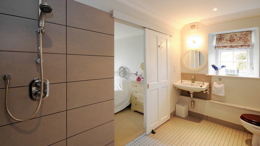 Bathroom 4, Newmarket Cottage, Oxfordshire