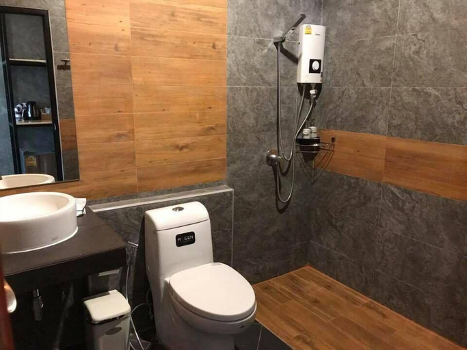 Bathroom, Lanta Chaolay Hostel, Ko Lanta