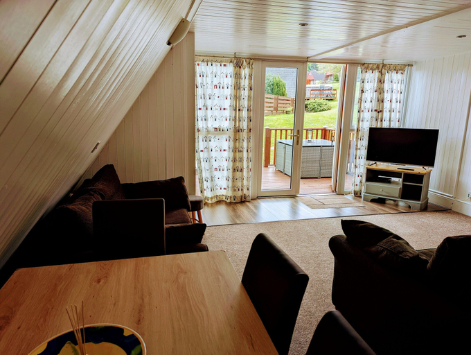 Others 5, Chalet-sleeps6-parking-garden-pool, Kent
