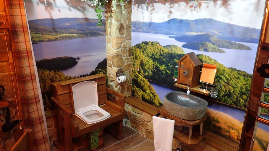 Bathroom 4, Birchwood Guest Lodge, Stirling
