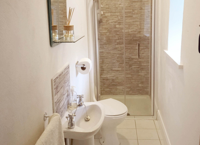Bathroom, Kizzie Cottage