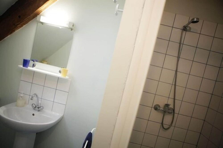 Bathroom 5, Chambres d'Hotes La Ferme de Bizoin, Côtes-d'Armor