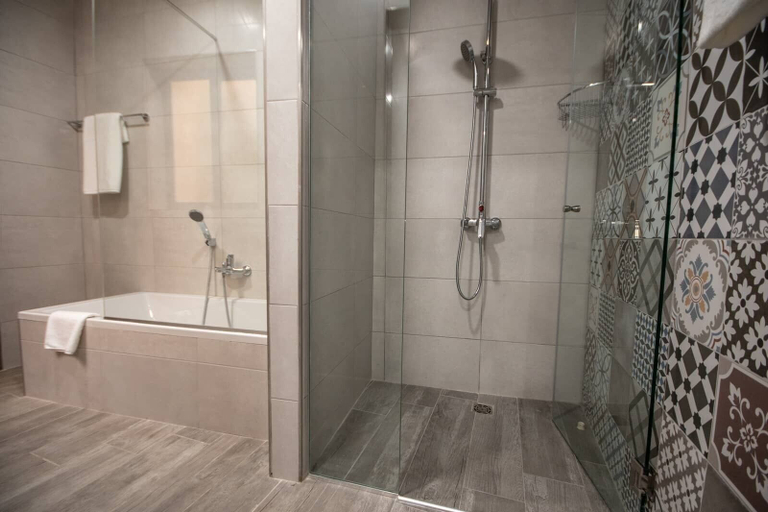 Bathroom 3, 39 St. George