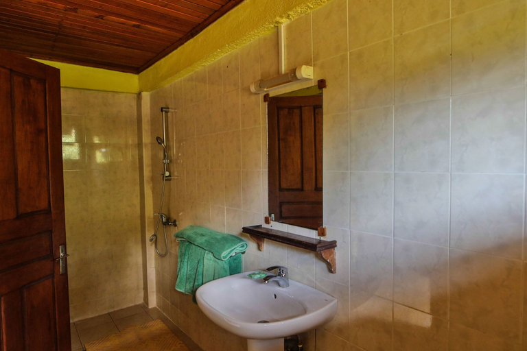 Bathroom 4, Olympe Du Bemaraha, Melaky