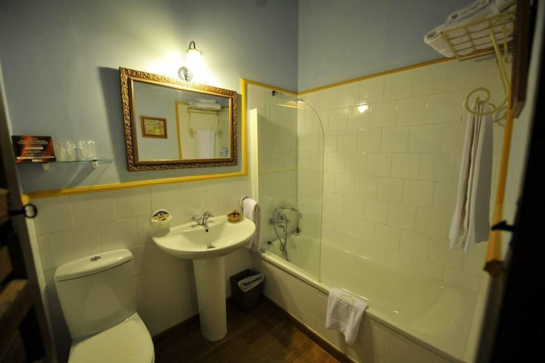 Bathroom, Hotel los Leones, Teruel
