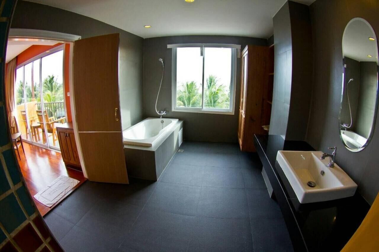 Bathroom 4, Coasta Bangsaen, Muang Chon Buri