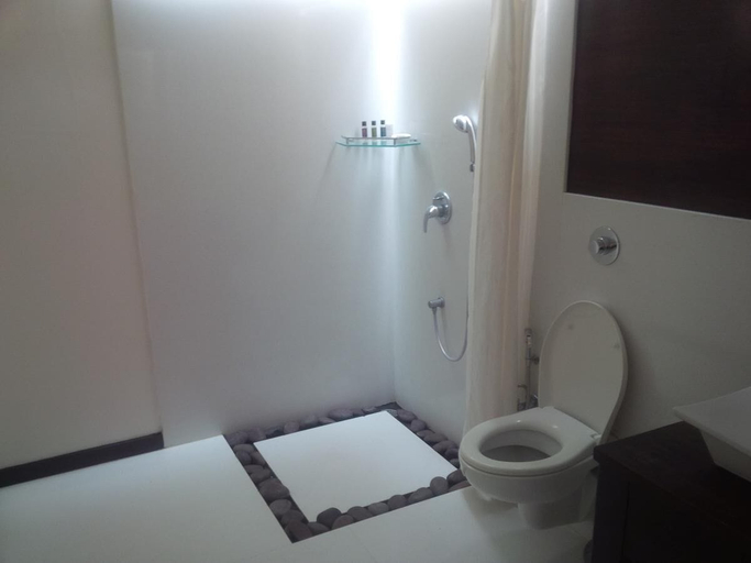 Bathroom 5, Marbela Beach Resort, North Goa