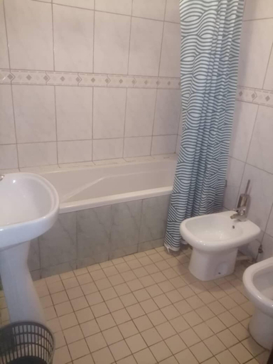 Bathroom 3, Peninsula Plaza Hotel, Wouri