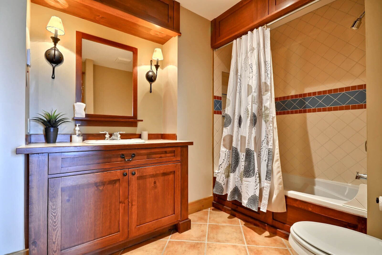 Bathroom 4, L'Equinoxe – RVMT, Les Laurentides