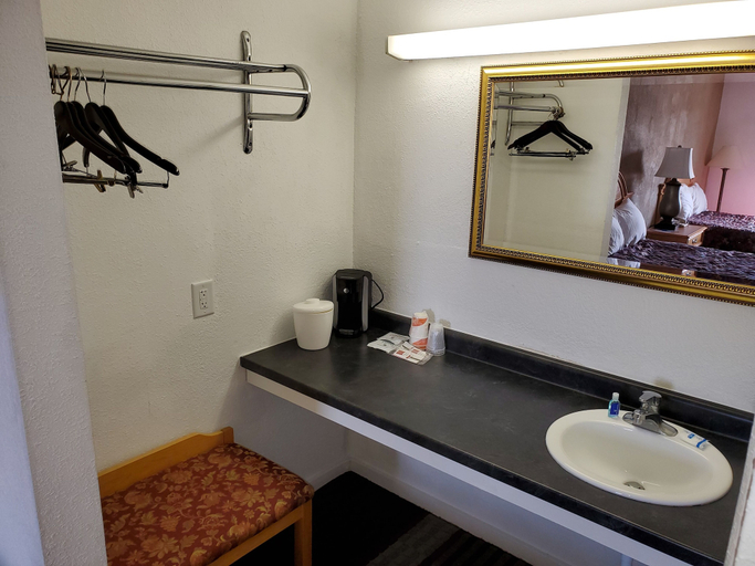 Bathroom 5, Rodeway Inn Brazil, Clay