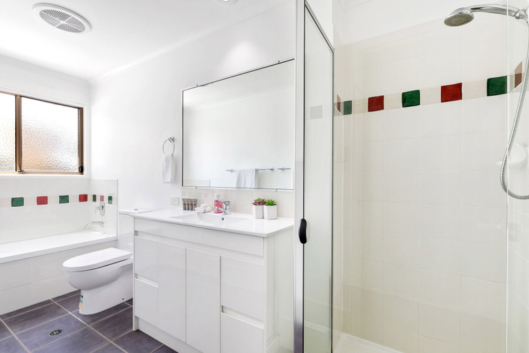 Bathroom, 3BR Beach Escape AC Pool Tennis Wine Coffee Netflx, Maroochy - Mooloolaba