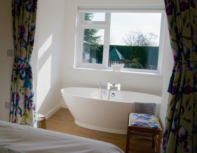 Bathroom 4, Malvern Holiday Garden Flat, Worcestershire