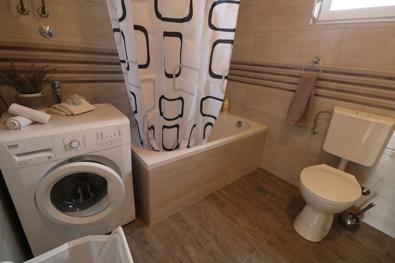Bathroom 4, Stunning Apartment for 7 Close to Several Beaches, Nin