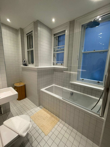 Bathroom 2, Central 1 Bedroom Apartment in Farringdon, London