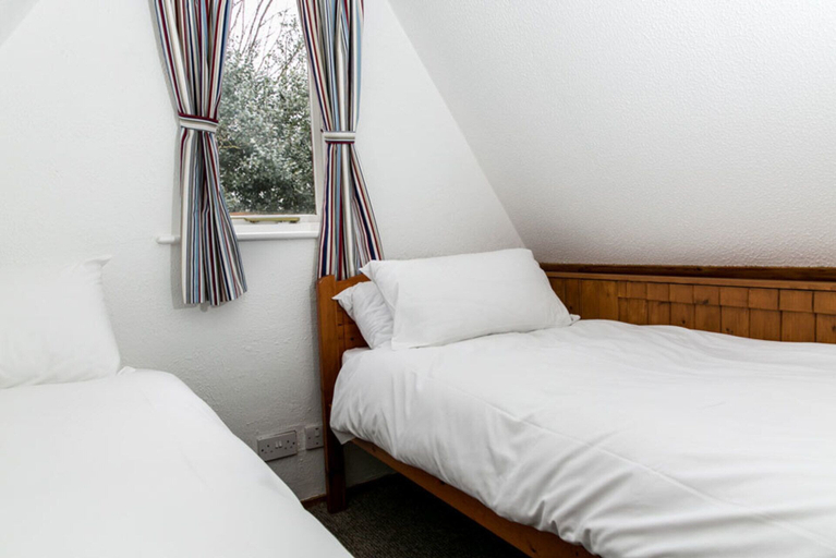 Bedroom 2, Chalet-sleeps6-parking-garden-pool, Kent