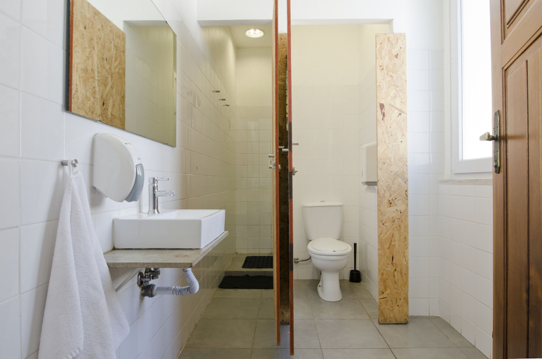 Bathroom 5, Sunset Destination Hostel, Lisbon