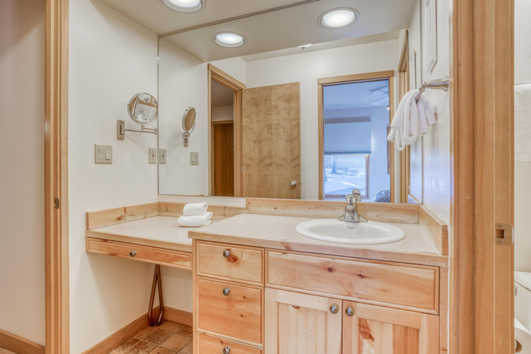 Bathroom 4, Ski House 160, Deschutes