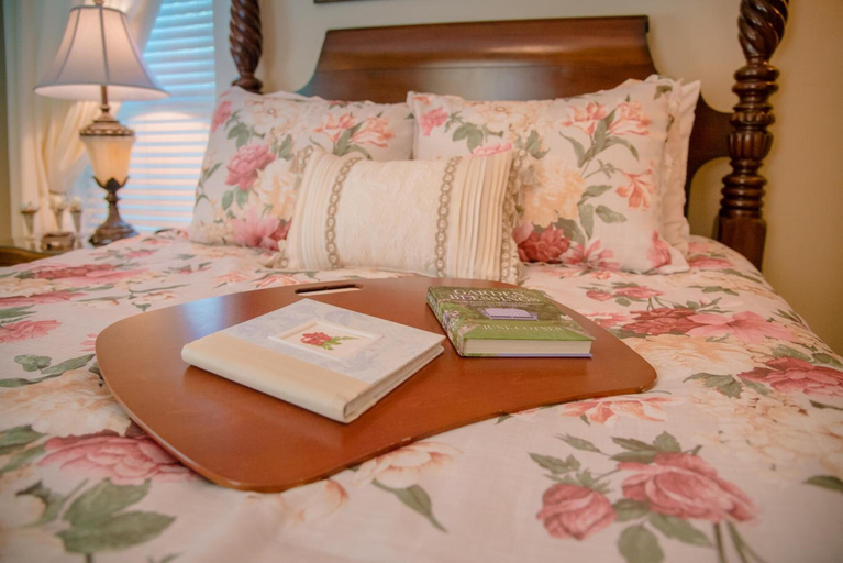 Bedroom 2, Blessings on State Bed & Breakfast, Morgan