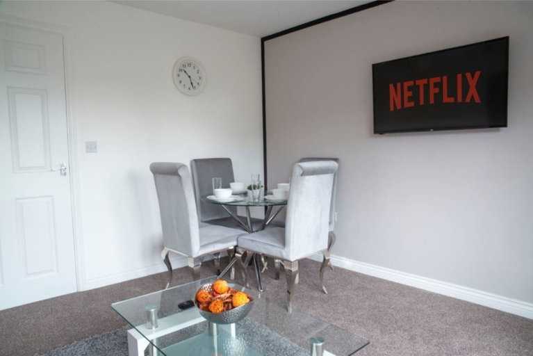 Others 5, Contractorscleancharming 2-bed House in Coventry, Coventry