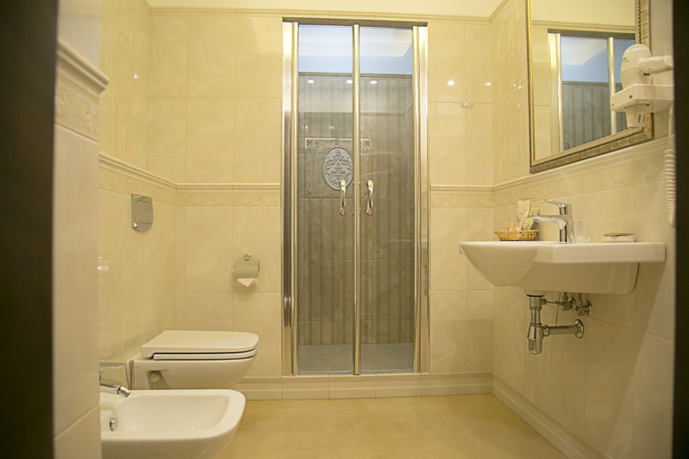 Bathroom 3, Forum Hotel, Tomskiy rayon