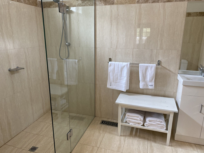 Bathroom 3, Fairbank House, Mount Alexander Bal